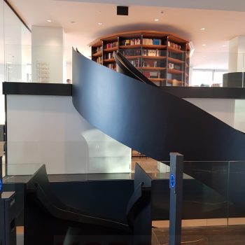 Inicio pasamanos escalera mas libreria arriba